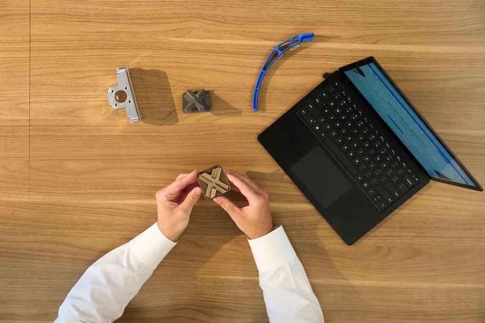 Deux ingénieurs portant des casques de chantier blancs et des équipements de sécurité.